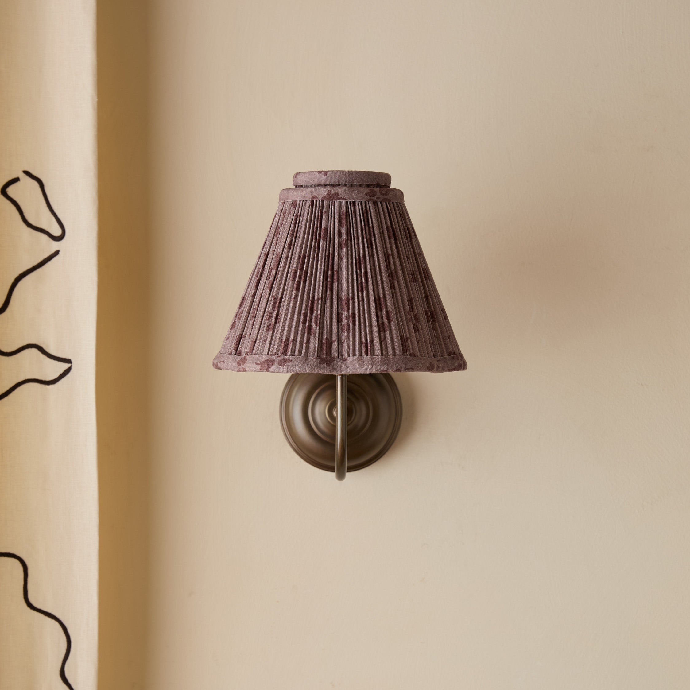 Mid-Century Floral Print Linen Shade Wall Sconce, Wall Light with Aged Brass, 12.2 Inch Textured Lighting Fixture for Bedroom, Hallway, Living Room